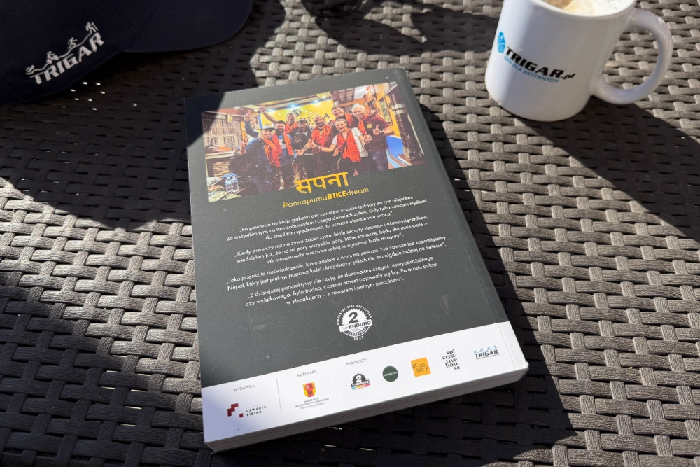 Mężczyzna ćwiczy na trenażerze Tacx Neo 2 T i symulatorze nachylenia Tacx Alpine.