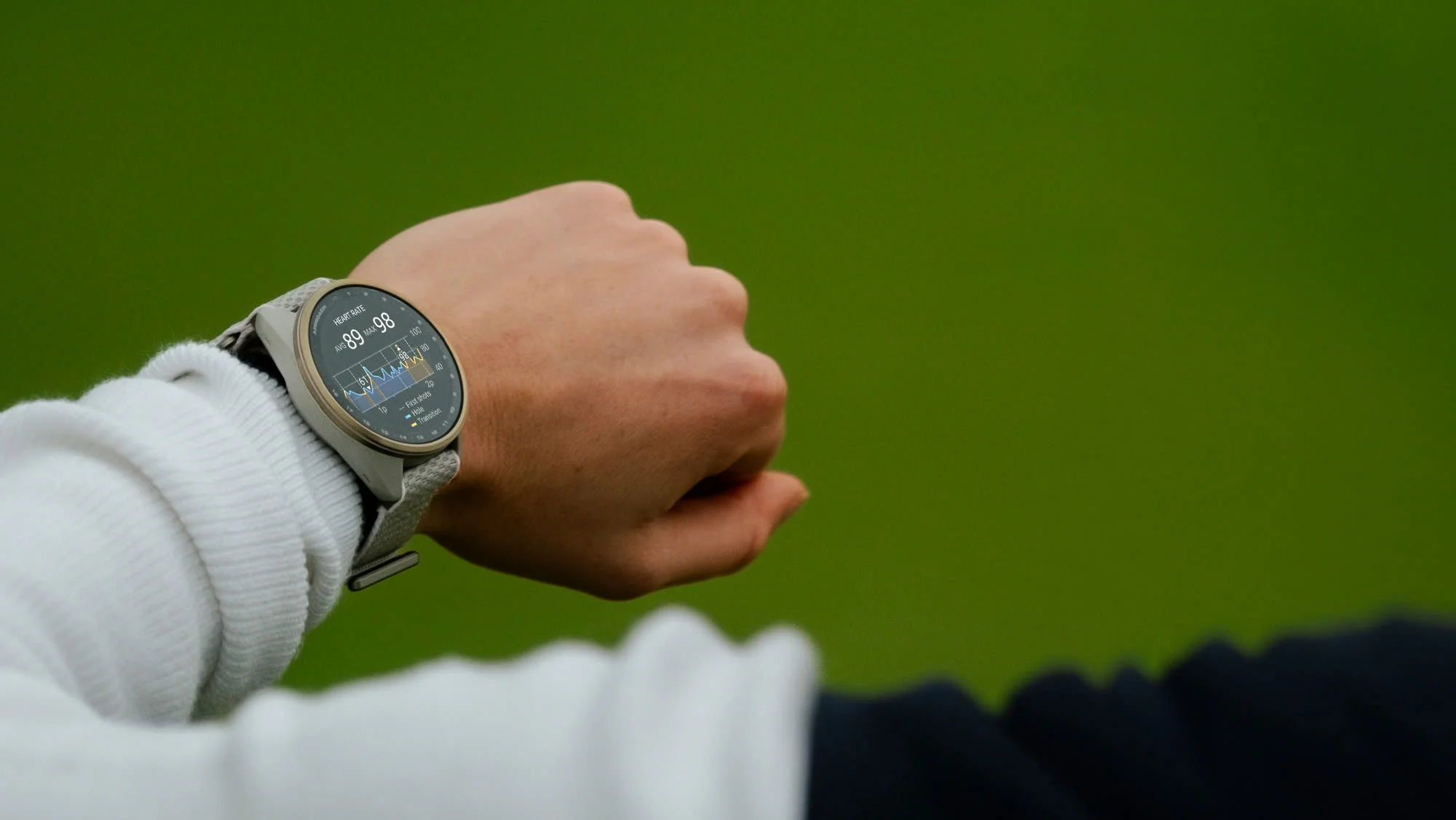 Smartwatch Garmin Approach S72 prezentujący wskaźnik tętna i dane biometryczne