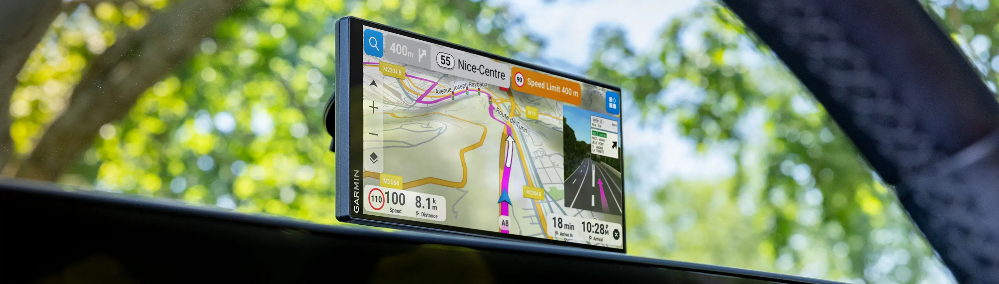 Nawigacja Garmin zamontowana na przedniej szybie samochodu