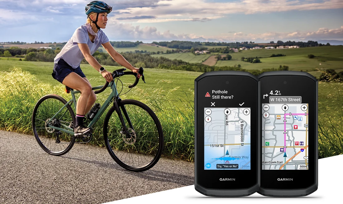 Kobieta jadąca na rowerze oraz komputer rowerowy Garmin zamontowany na kierownicy