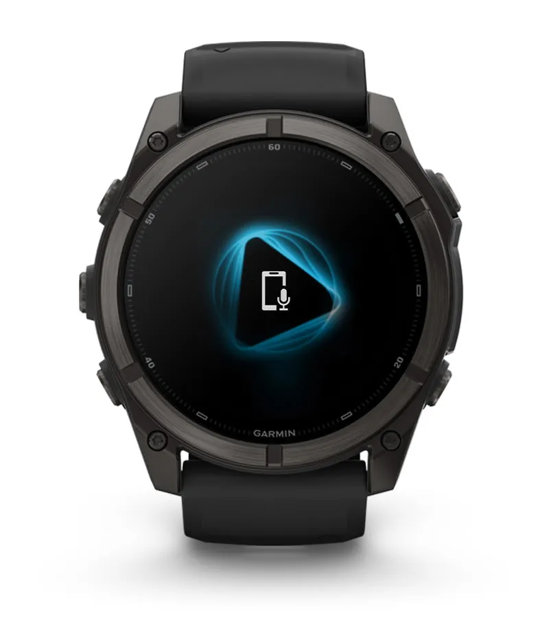 Osoba rozmawiająca przez wbudowany głośnik i mikrofon w smartwatchu