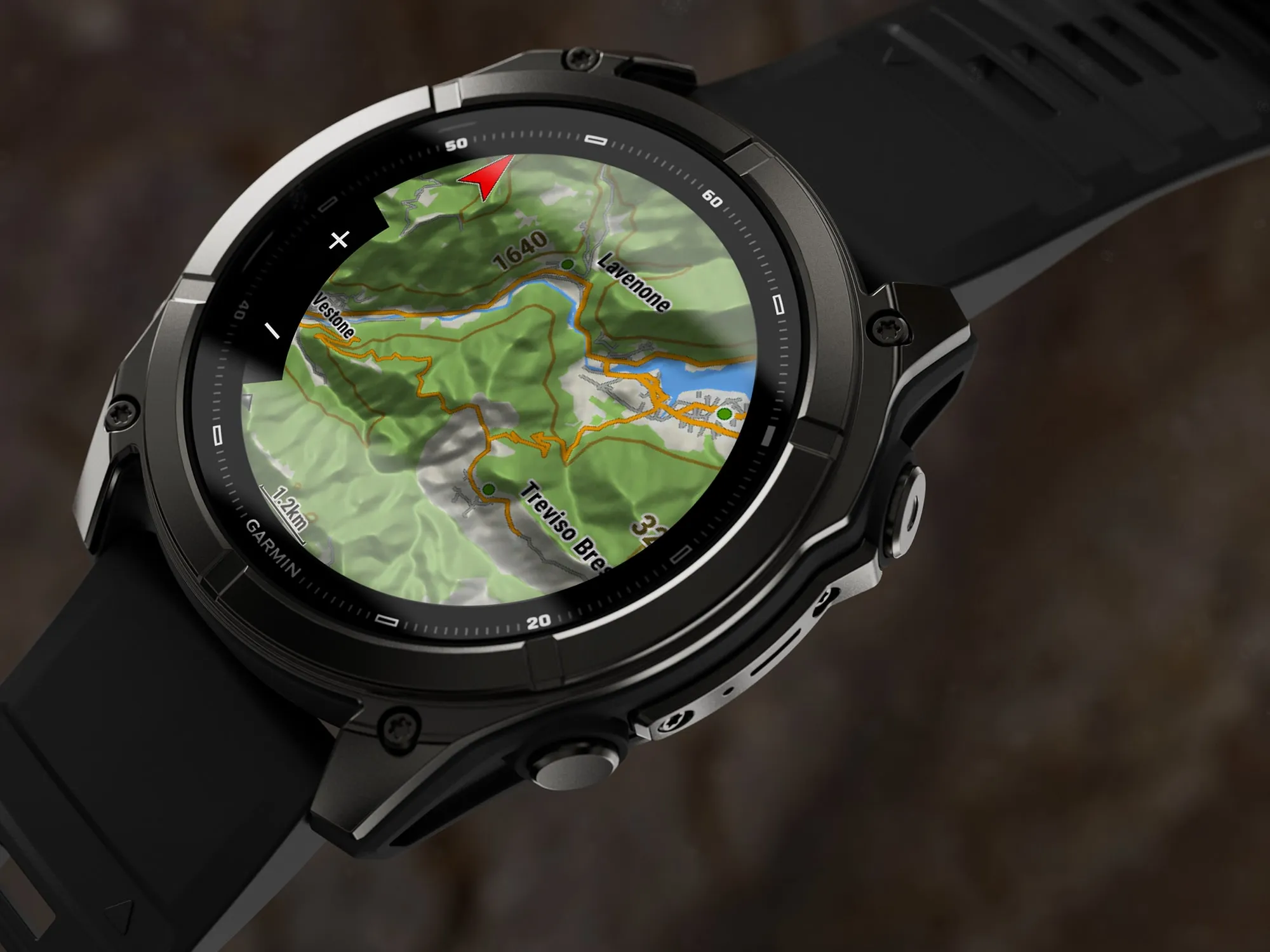 Smartwatch Garmin z wyświetloną kolorową mapą topograficzną