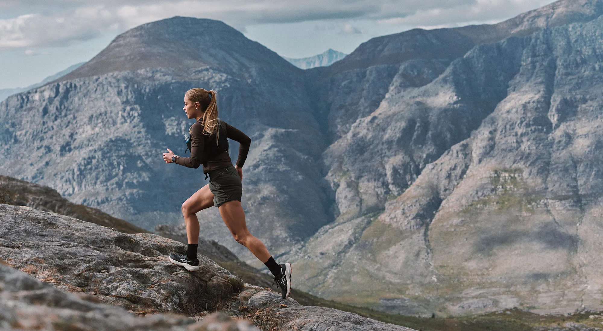 Smartwatch Garmin fēnix 9 Pro na nadgarstku w plenerze