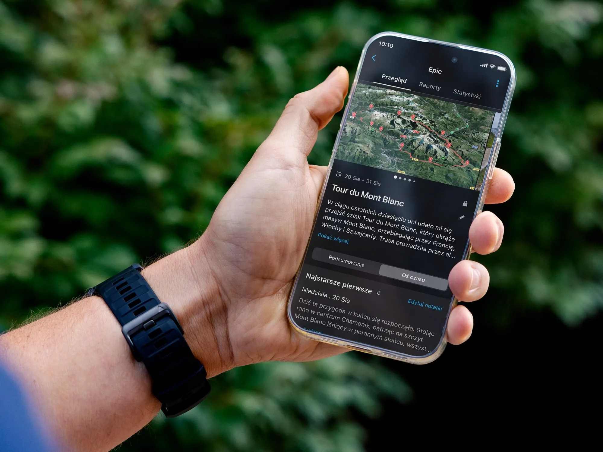 Smartwatch Garmin wyświetlający podsumowanie aktywności na tle natury