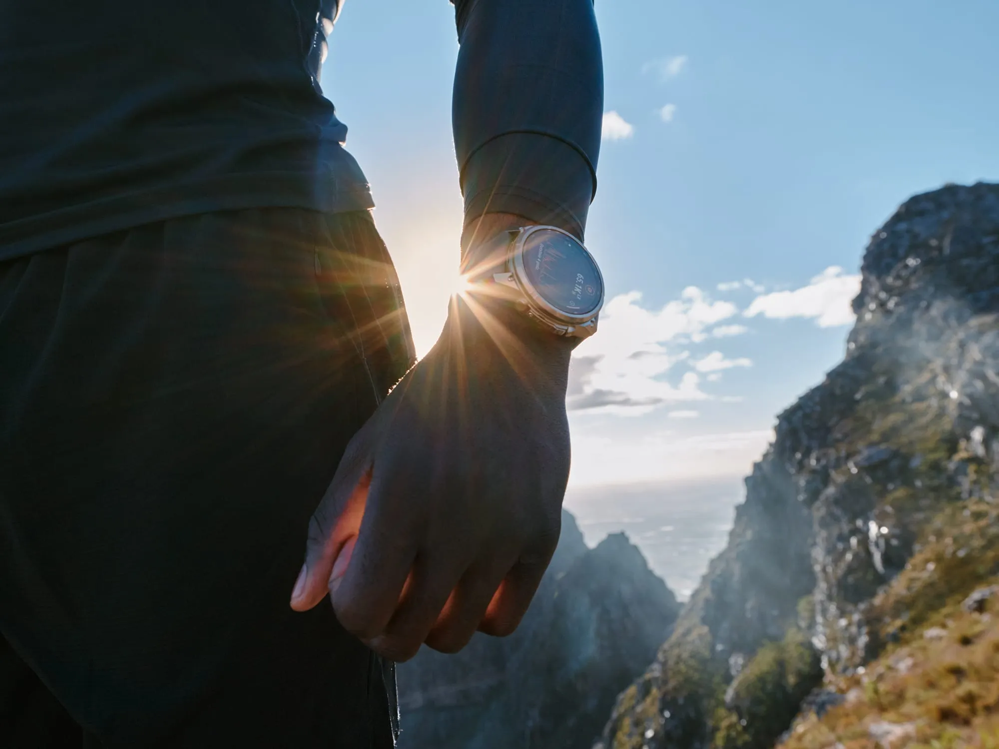 Smartwatch Garmin z soczewką fotowoltaiczną odbijającą światło słoneczne