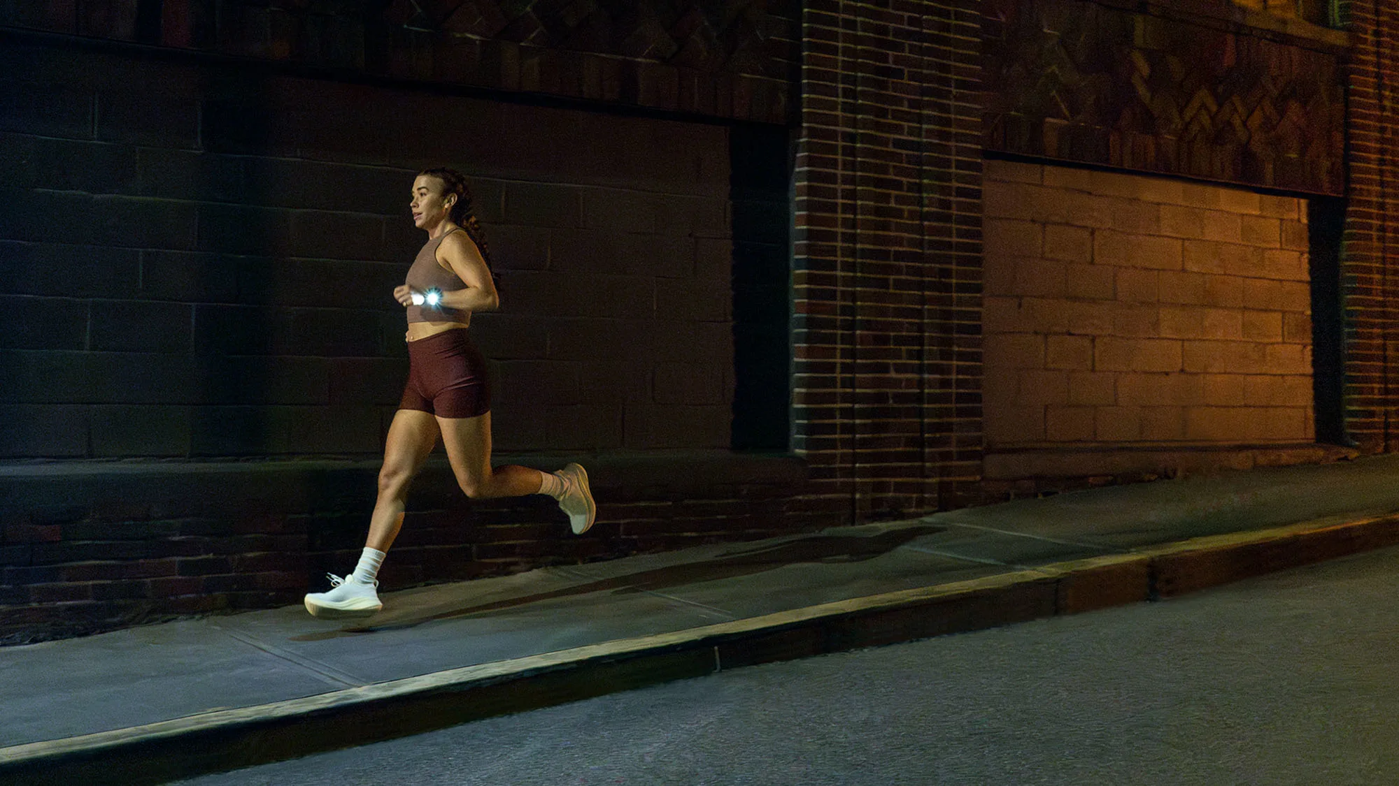 Czarny zegarek Garmin Forerunner 970 ze świecącą wbudowaną latarką LED