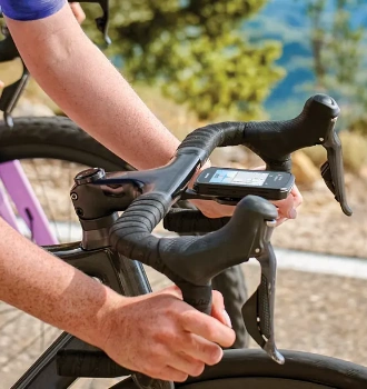 Topowy licznik Garmin Edge 1060 na kierownicy roweru