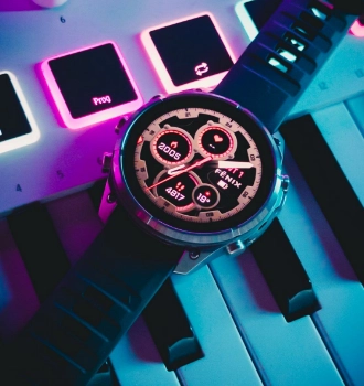 Garmin Fenix 9 leży na podświetlnoej kalwiaturze