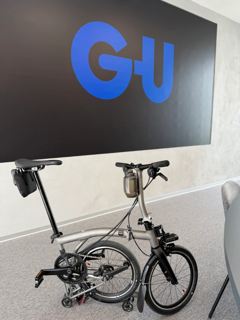 Karbonowy Brompton Damiana w siedzibie G-U