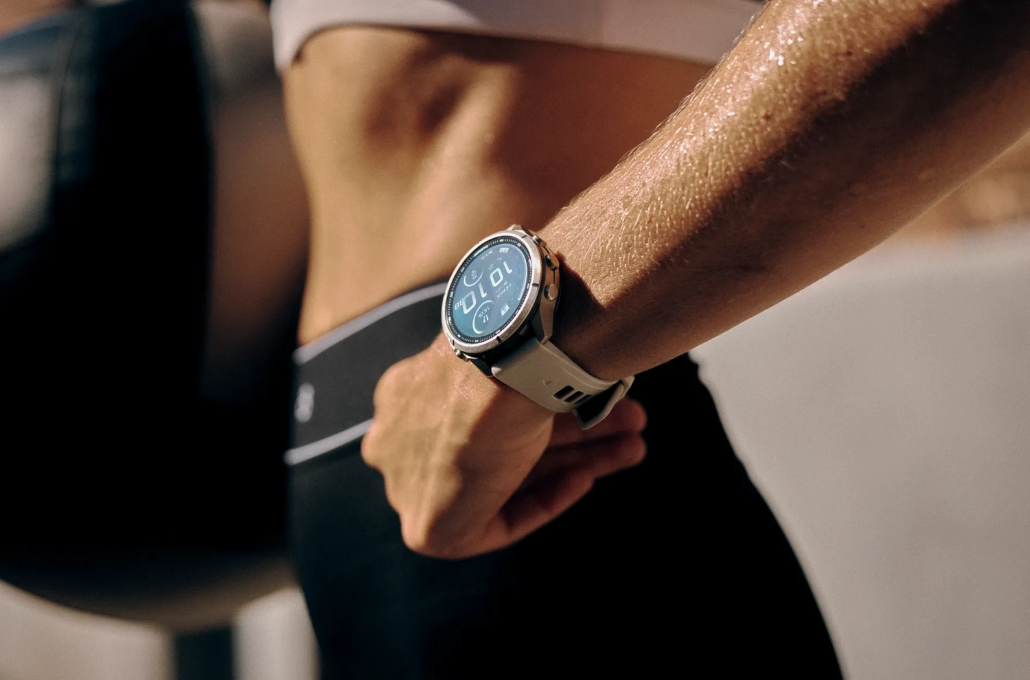 Garmin Fenix 9 - koperta 43mm na kobiecym nadgarstku