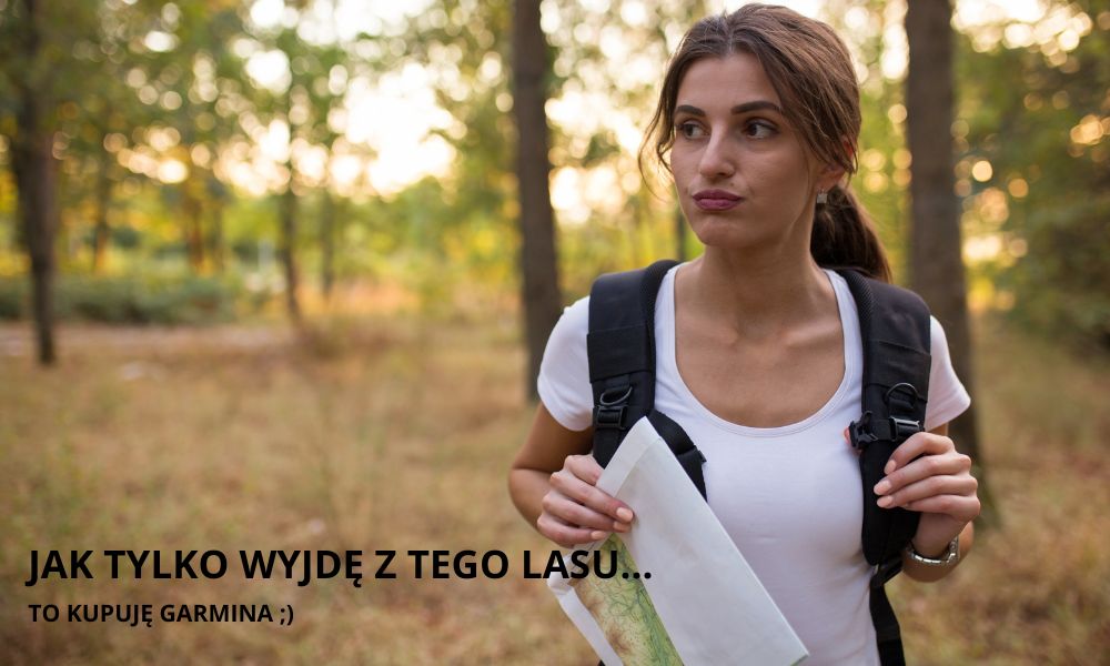 Dziewczyna przegląda mapę papierową w lesie