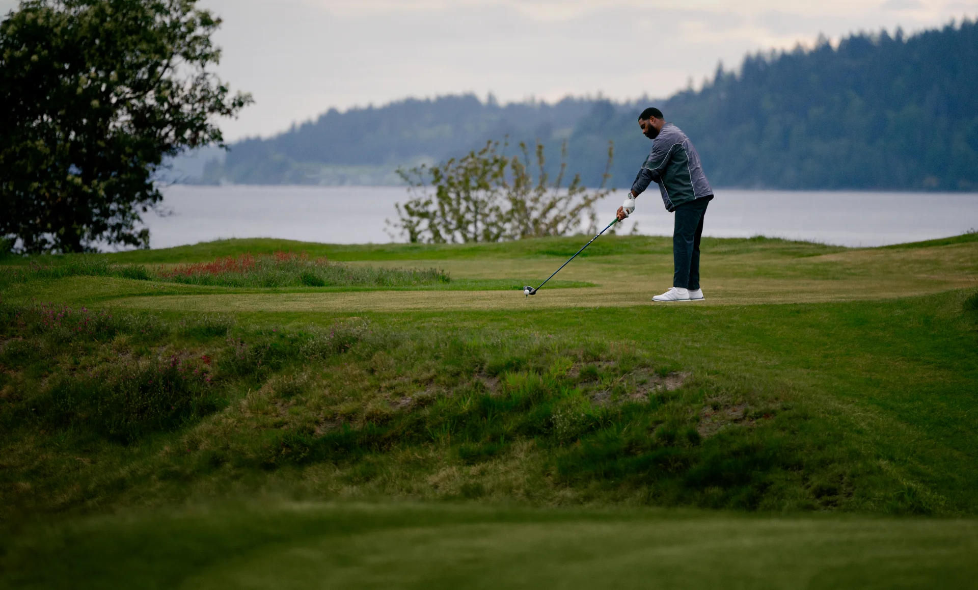Mężczyzna przygotowujący się do uderzenia piłki golfowej