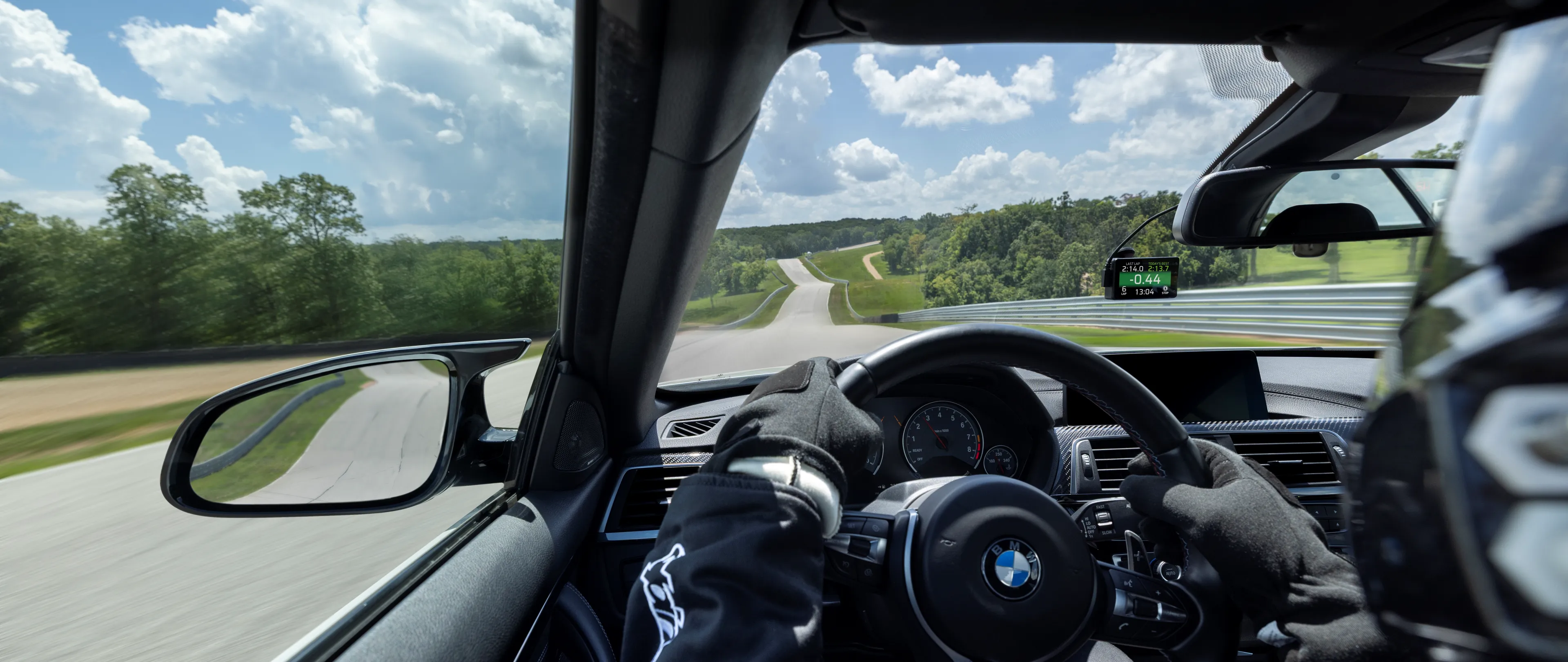 Urządzenie Garmin Catalyst 2 zamocowane na przyssawce do przedniej szyby wewnątrz sportowego auta