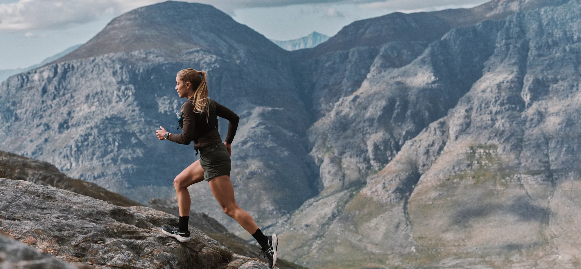 Zegarek Garmin fēnix 9 - Kobieta biegnąca po górach