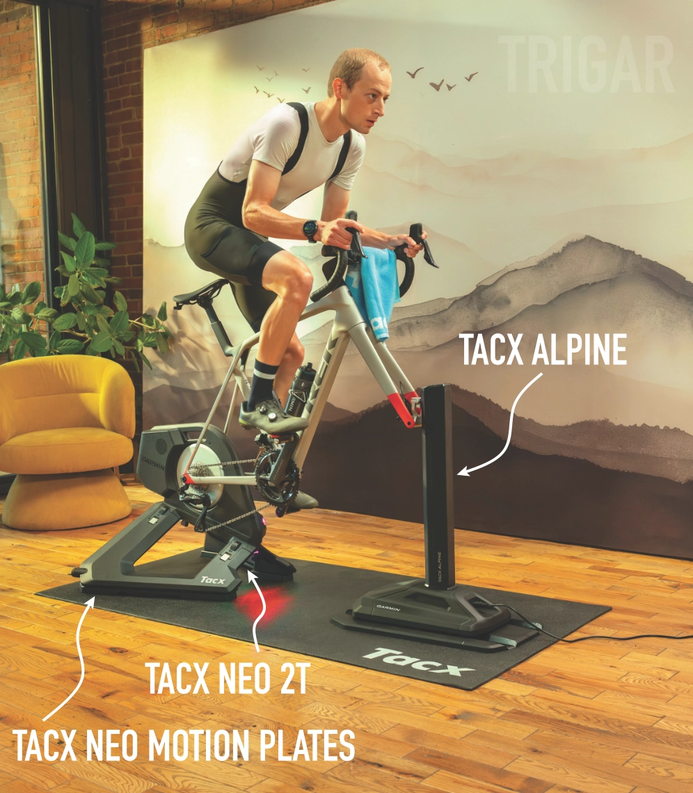 Trening kolarza na trenażerze Tacx Neo 2T w zestawie z symulatorem nachylenia Tacx Alpine
